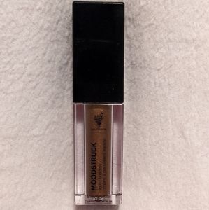 Moodstruck liquid shadow Color: Ornate